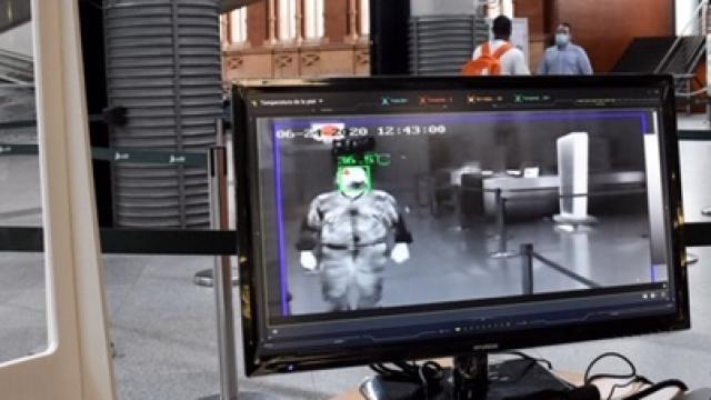 Imagen de un puesto de análisis de temperatura y mascarillas que ya está en funcionamiento en la estación de Atocha.