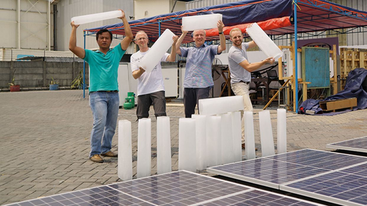 Miembros del proyecto germano-indonesio para crear bloques de hielo con energía solar.