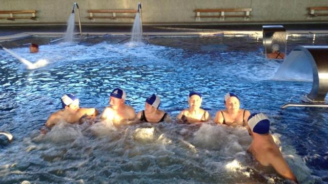 Personas mayores disfrutando de un balneario.