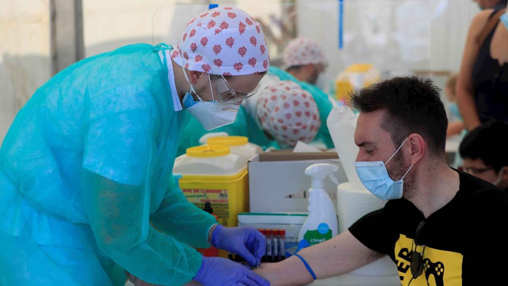 Una sanitaria realiza la prueba del coronavirus.