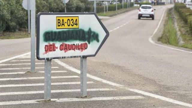 Cartel que señaliza hacia Guadiana del Caudillo (Badajoz). Efe