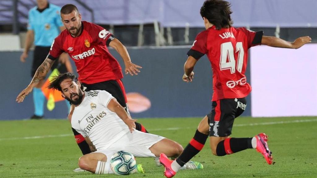 Luka Romero ante Isco, durante su debut en La Liga