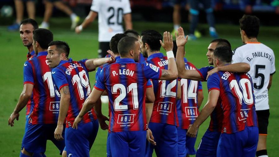 Piña de los jugadores del Eibar tras el gol en propia puerta del Valencia