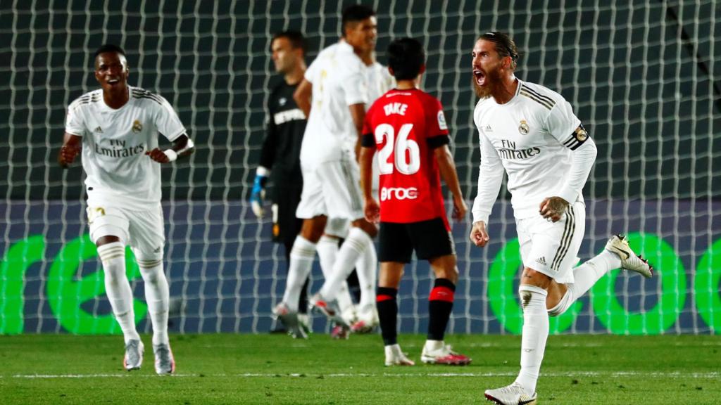 Sergio Ramos celebra su gol de falta al Mallorca