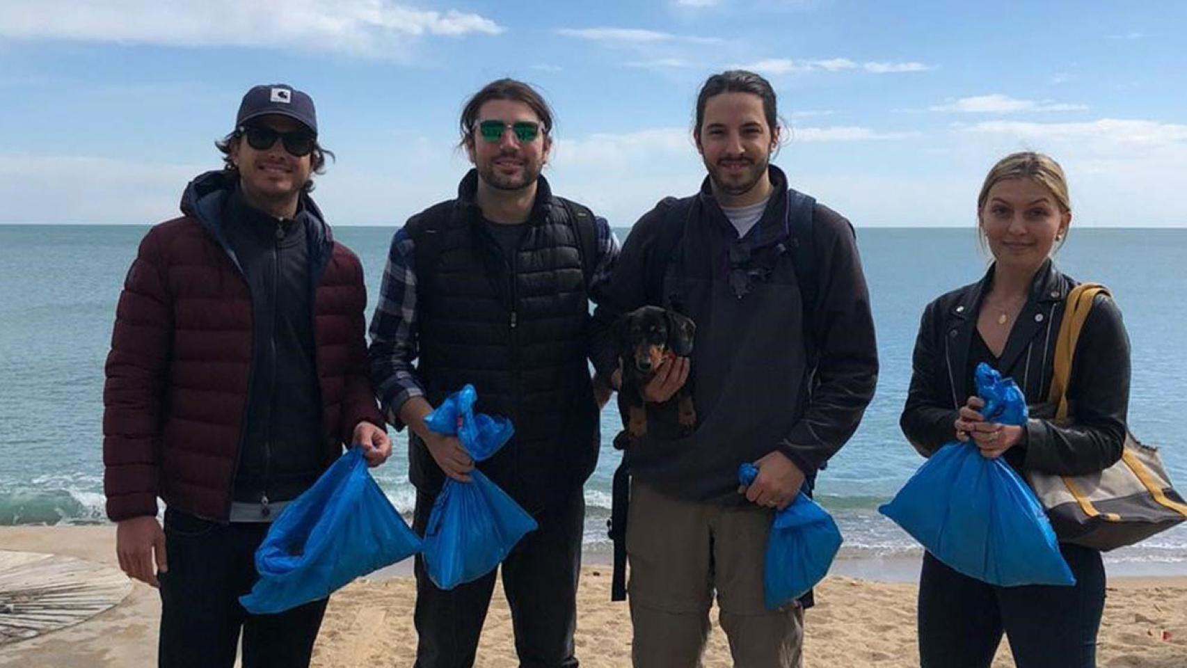 El equipo de investigación de Oimo en la Barcelona recogiendo materiales plásticos.