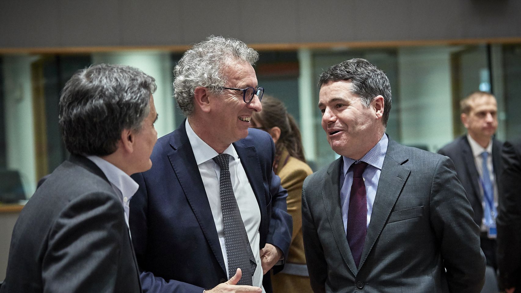 Pierre Gramegna y Paschal Donohoe conversan durante un Eurogrupo