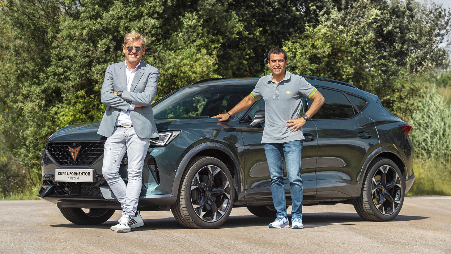 El responsable de Cupra, Wayne Griffiths, y el piloto Jordi Gené junto al Cupra Formentor.