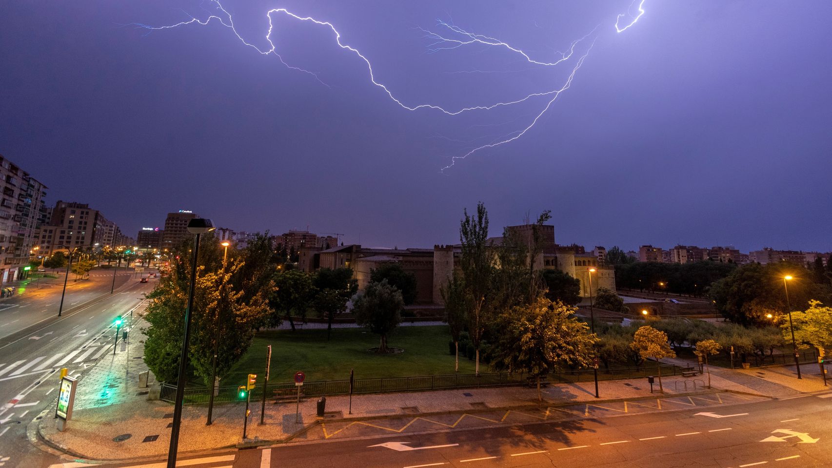 Relámpagos sobre Zaragoza.
