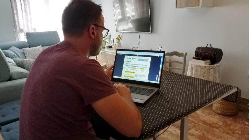 David Arévalo, examinándose desde casa