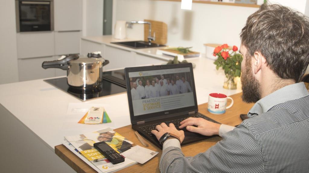 Una persona trabajando en la cocina de una casa en una imagen de archivo.