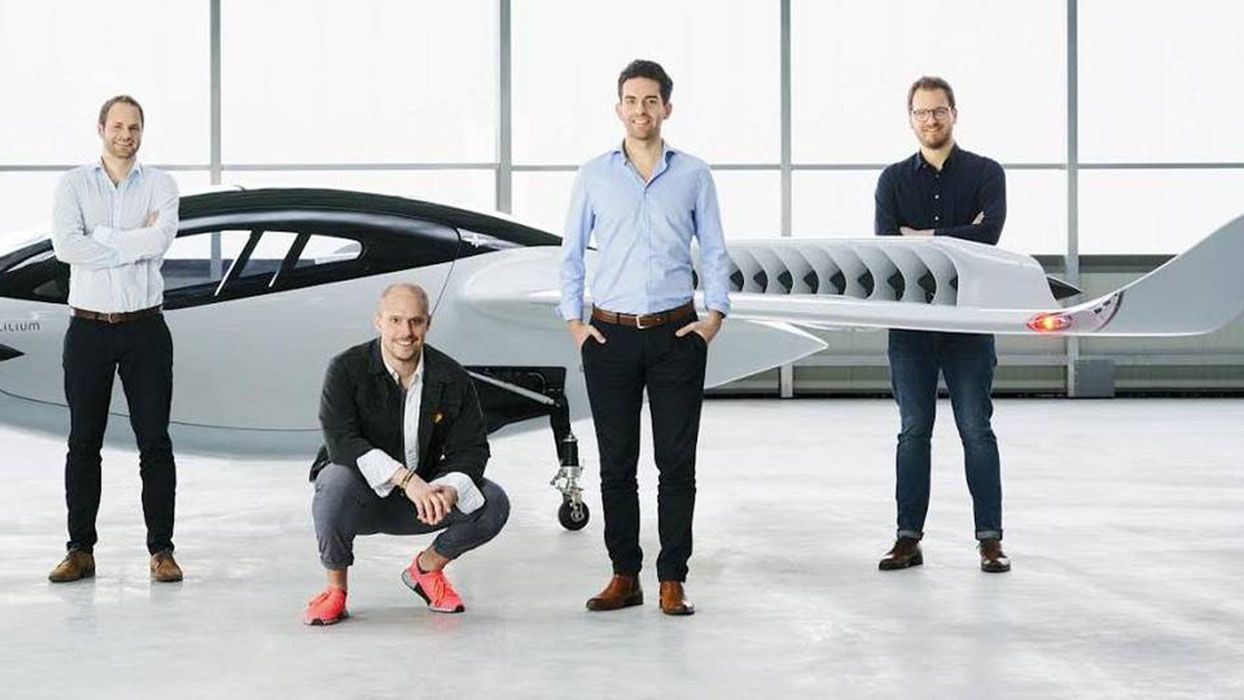 El equipo de Lilium junto a su taxi aéreo eléctrico.