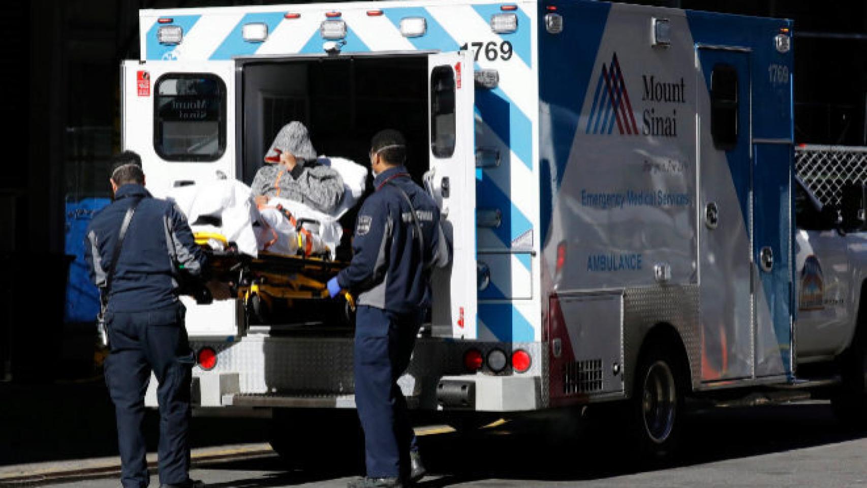 Un paciente llega a un hospital de Nueva York. Efe.