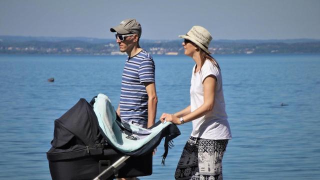 familia bebé paseo
