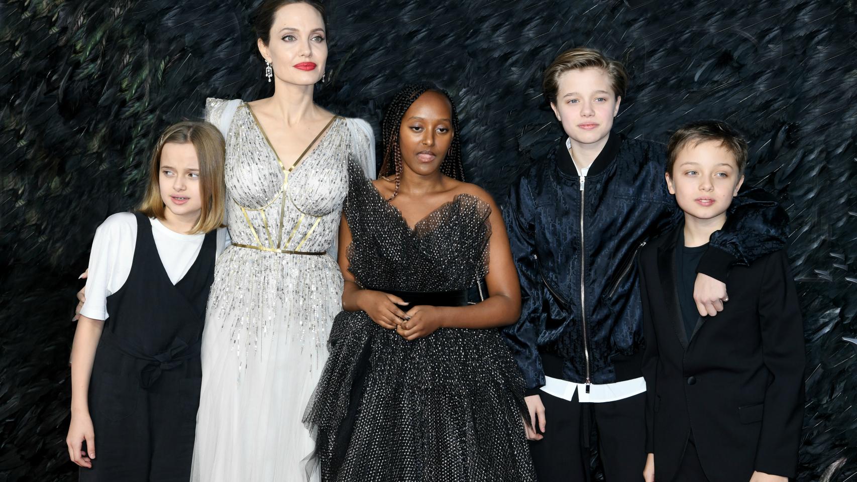Angelina Jolie con cuatro de sus seis hijos.