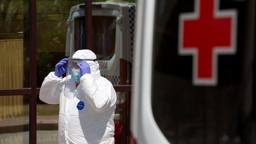 Personal sanitario llega al Centro de Acogida, Emergencia y Derivación de Cruz Roja, en Málaga.
