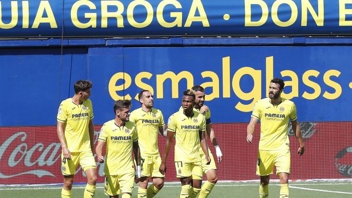 Los jugadores del Villarreal celebran el gol de Paco Alcácer ante el Valencia