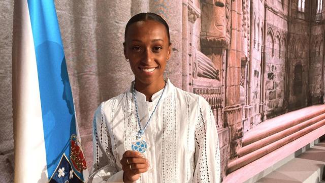 La atleta gallega con la medalla Castelao.