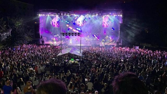 Una orquesta en una verbena en Galicia.