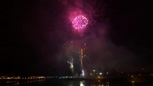 Fuegos artificiales sobre la ría del Burgo.