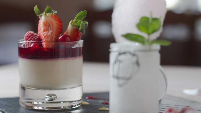 Panacota de frutos rojos, postre fácil que será tu amor de este verano