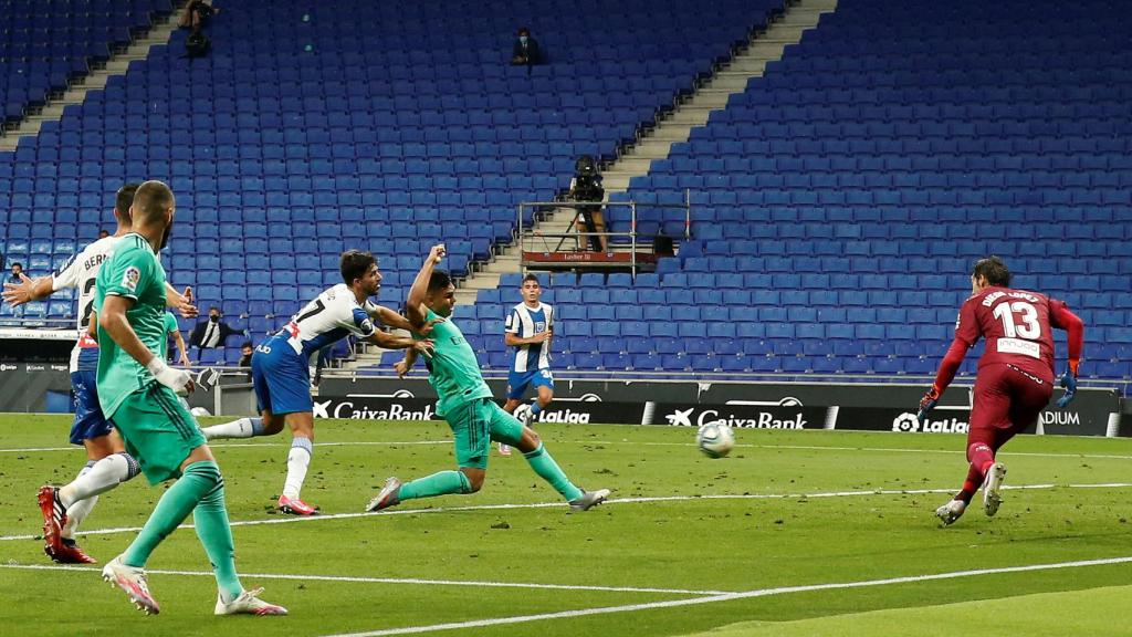 Casemiro empuja el balón a dentro de la red de la portería de Diego López