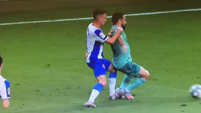 La entrada de Adrià Pedrosa a Dani Carvajal durante el Espanyol - Real Madrid