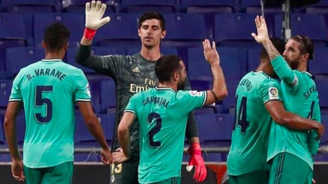 Thibaut Courtois celebra con sus compañeros