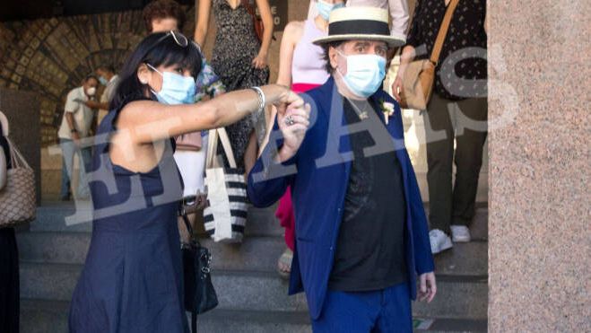 Jimena Coronado y Joaquín Sabina a la salida del Registro Civil. Foto: Víctor Sáinz para El País