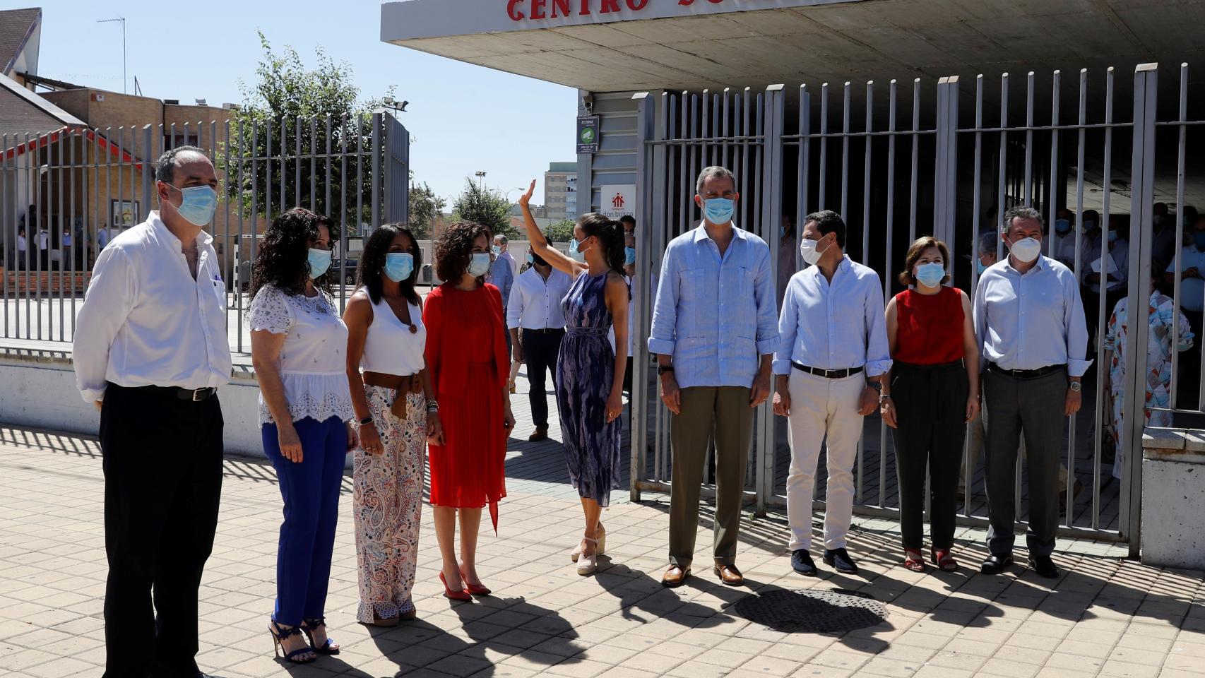 Los Reyes saludan a un grupo de ciudadanos a su llegada al centro social Don Bosco.