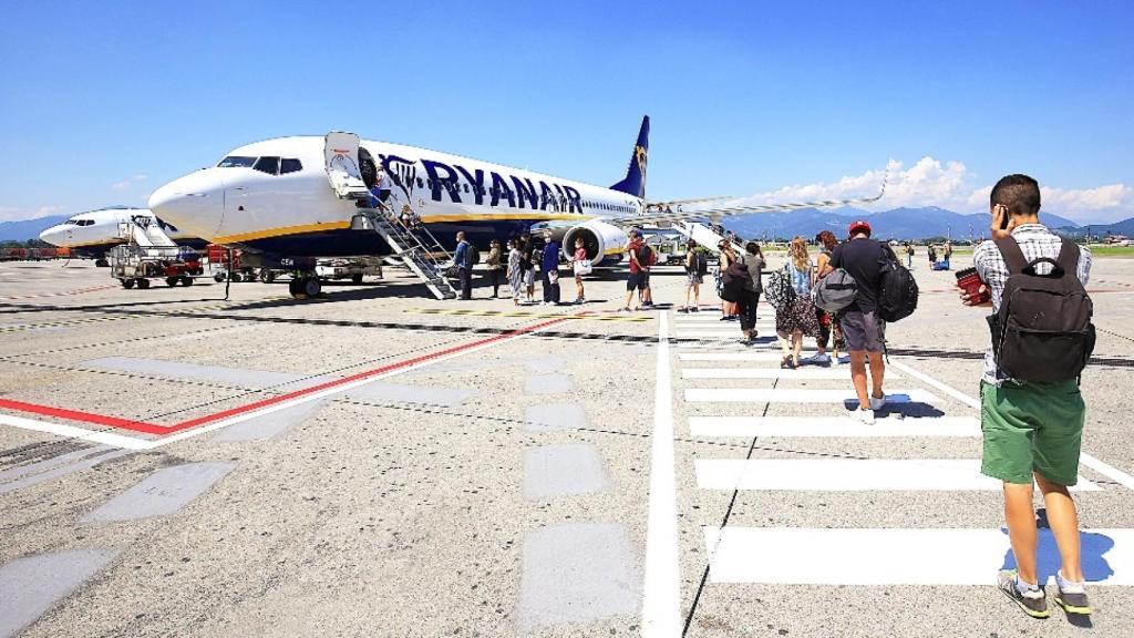 Pasajeros esperando a subir en un avión de Ryanair.