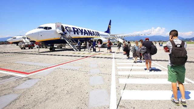 Pasajeros esperando a subir en un avión de Ryanair.