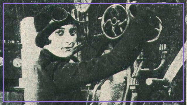 Pilar Careaga, subiendo a un tren.