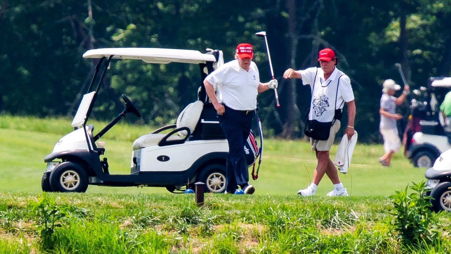 Donald Trump jugando al golf en Virginia este fin de semana, en plena expansión del virus en EEUU.