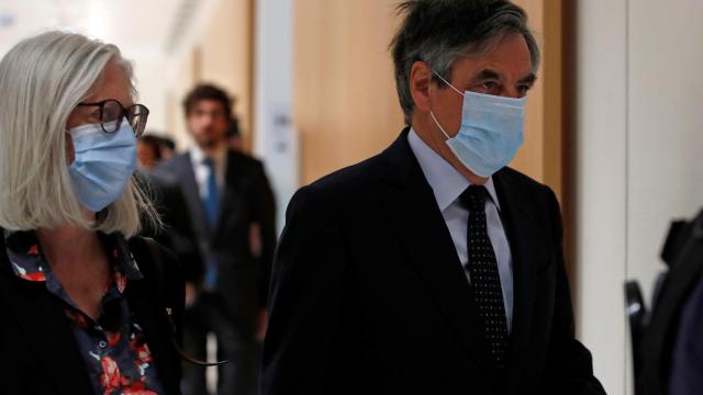 El ex primer ministro de Francia, François Fillon, entra en el juzgado con su esposa para conocer el veredicto.