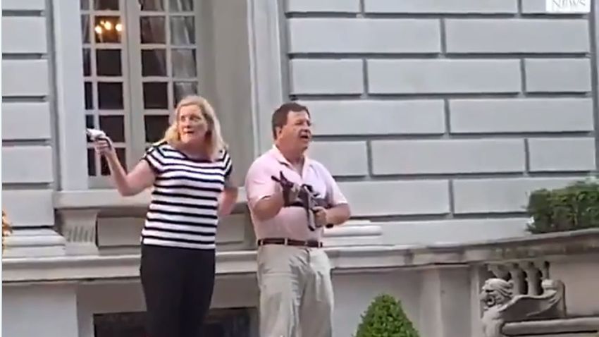 Trump comparte y luego borra un vídeo en el que una pareja apunta con un rifle a manifestantes contra el racismo