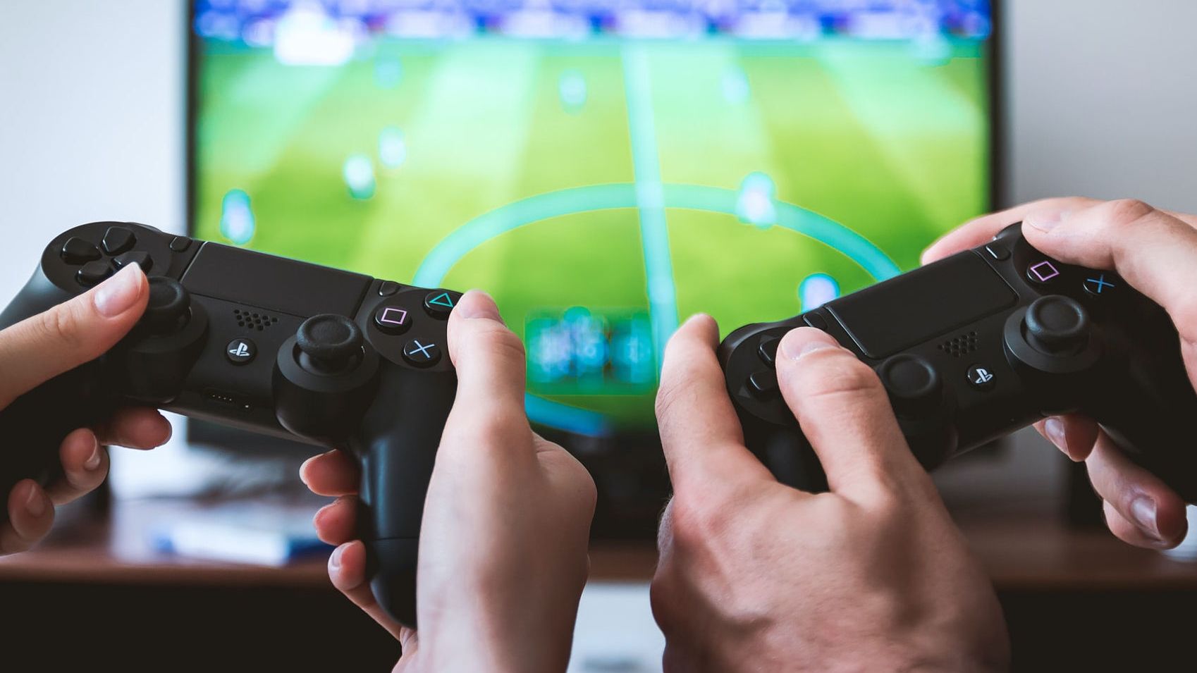 Dos personas jugando a la PlayStation 4.