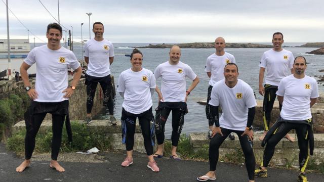 Los ocho nadadores que realizaron la hazaña ayer en A Coruña.