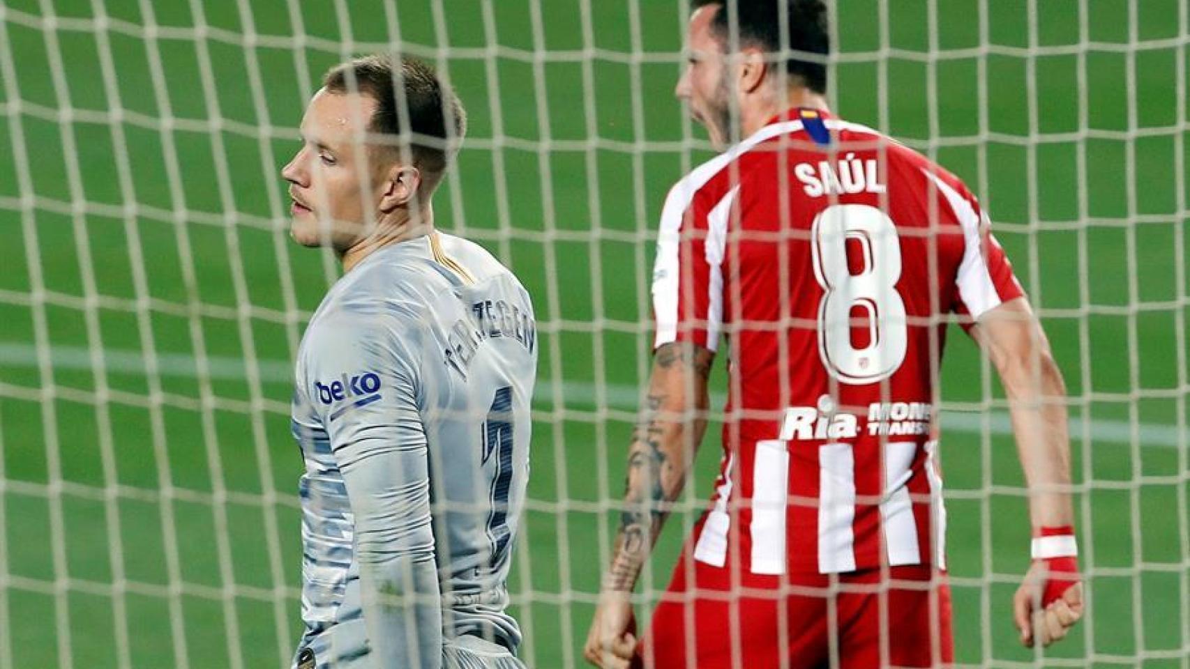 Saúl Ñíguez celebra el gol de penalti ante Ter Stegen en el Barcelona - Atlético de Madrid