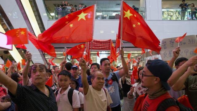Un grupo de simpatizantes de China muestra banderas y cantan consignas en Amoy Plaza en Hong Kong (China). Efe