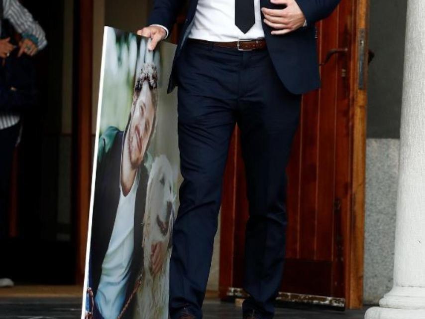 El cuadro que ha presidido la misa funeral en el que Aless aparece junto a su perrita Luna.