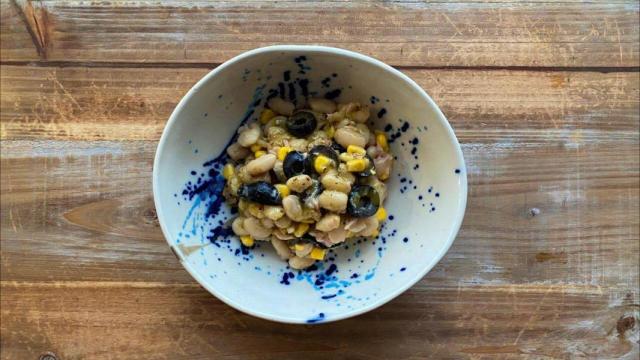 Ensalada de alubias con atún y vinagreta de albahaca, cinco minutos y ¡a comer!