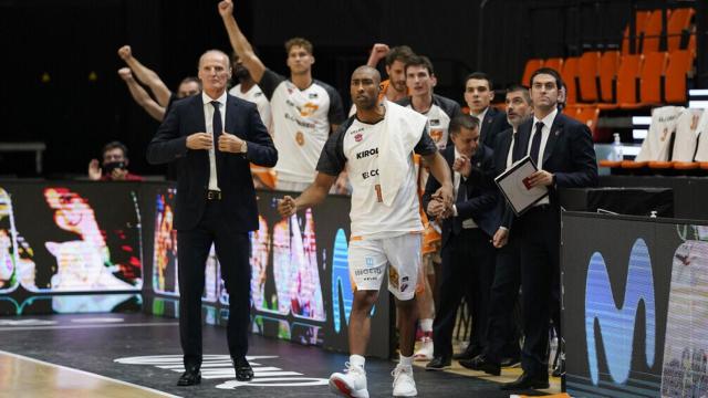 Dusko Ivanovic y el banquillo de Kirolbet Baskonia celebra una canasta en la final de la ACB ante el Barcelona