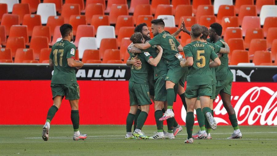 Piña de los jugadores del Athletic tras el gol de Raúl García ante el Valencia
