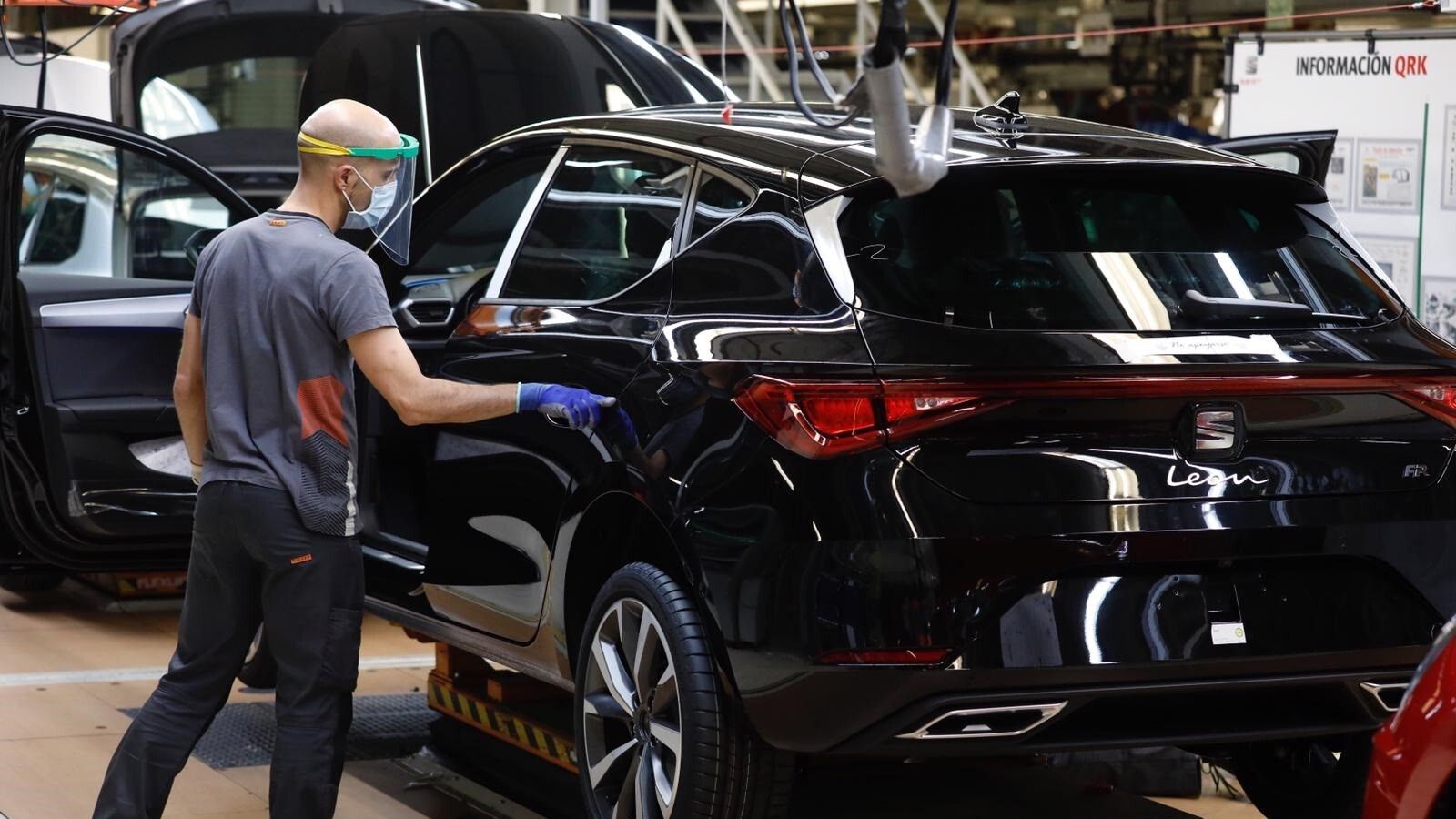 Un trabajador de la línea de producción del Seat León de la fábrica de Martorell (Barcelona) de Seat.