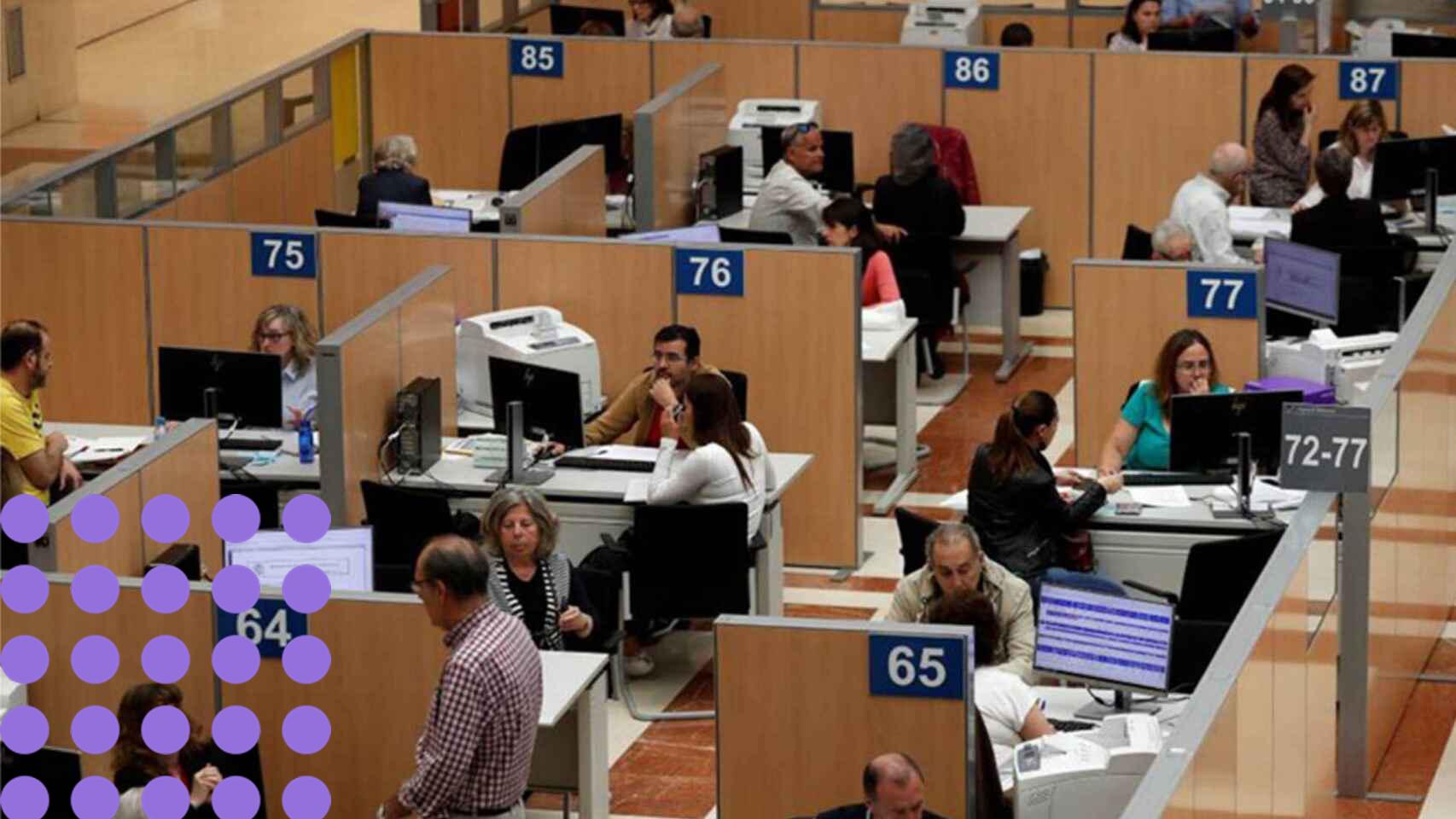 Empleados públicos durante su jornada de trabajo