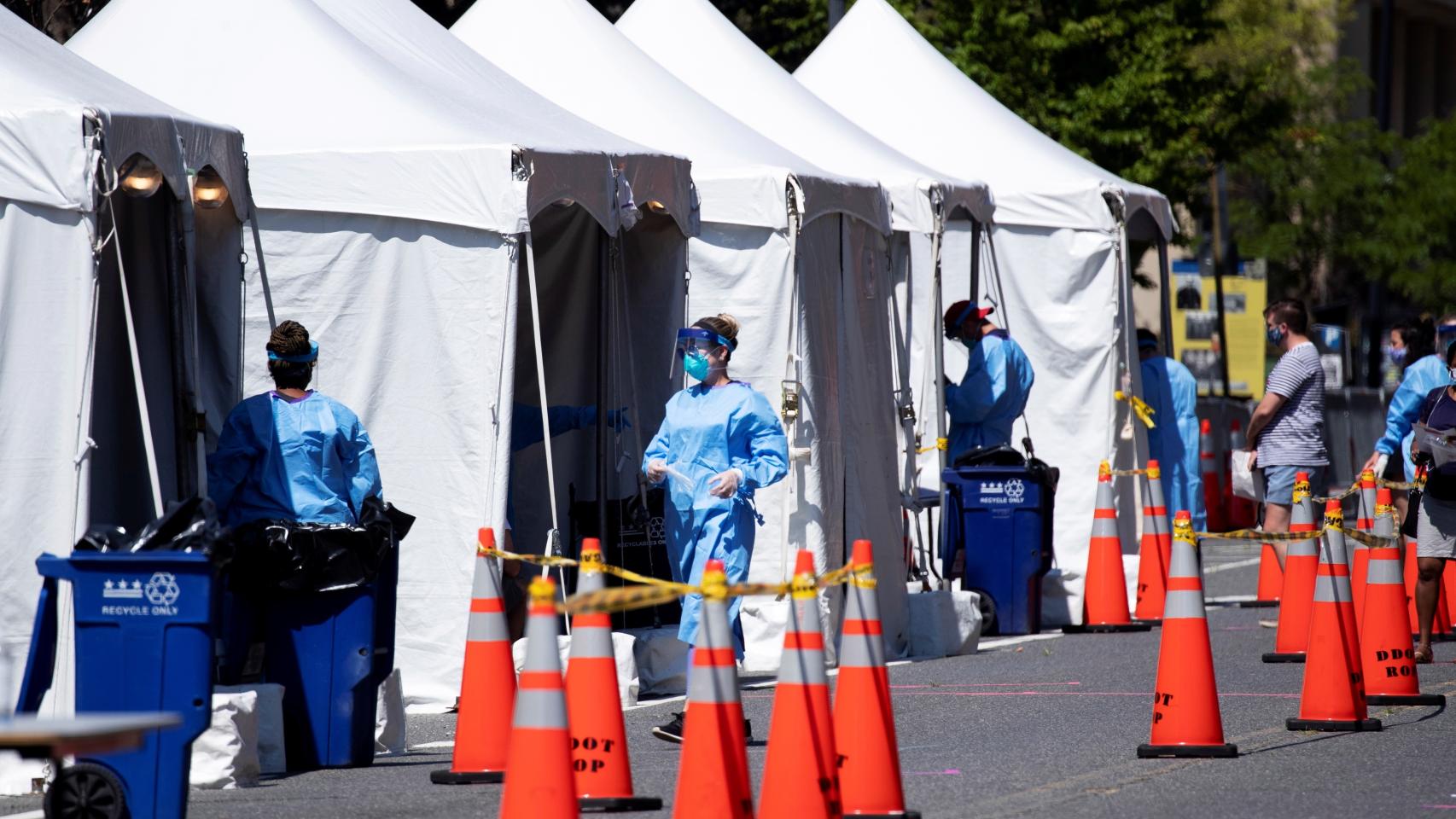 Sanitarios estadounidenses operan en un campamento contra el Covid en Washington DC.