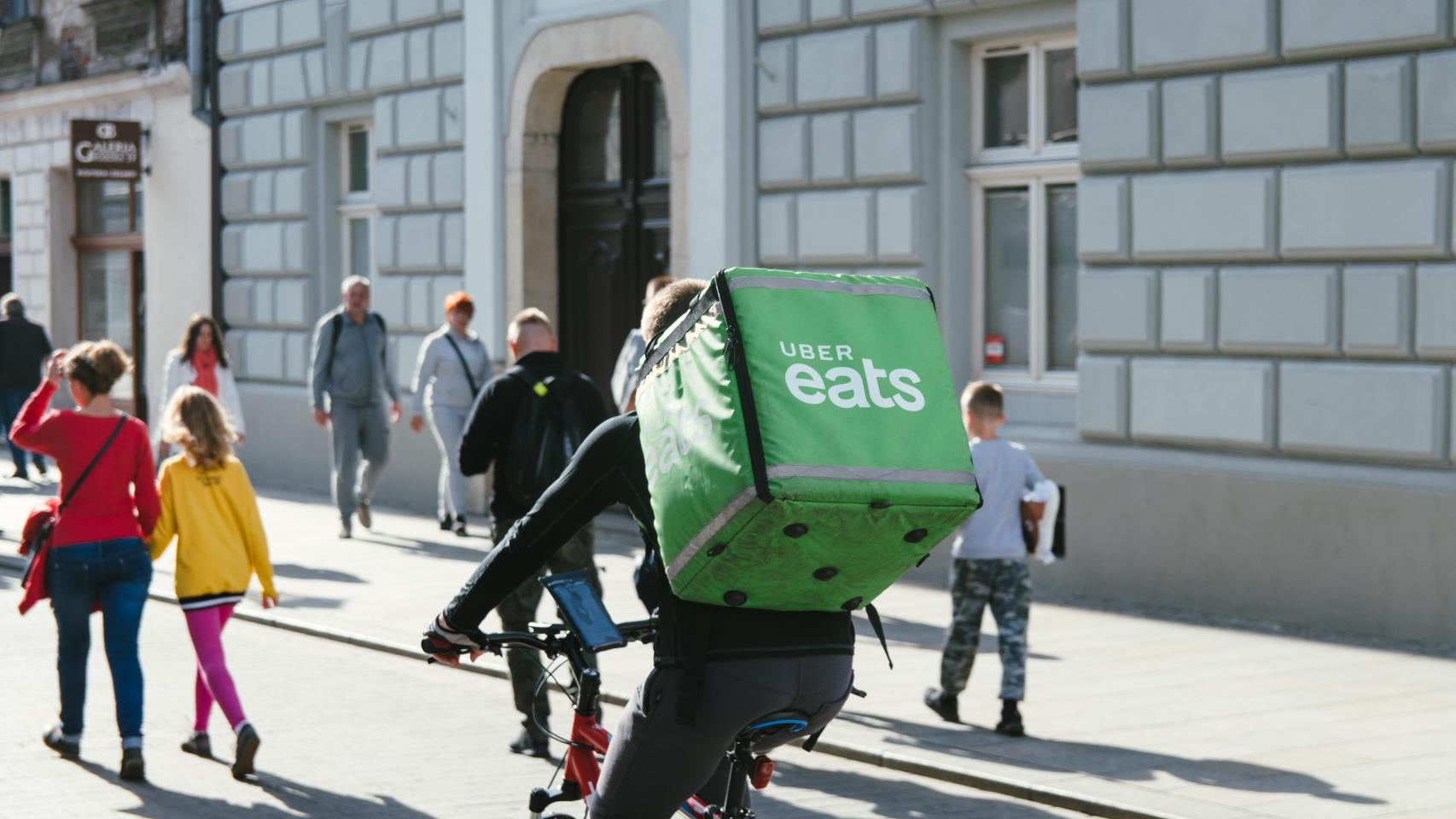 Rider de UBER Eats en carretera haciendo un reparto