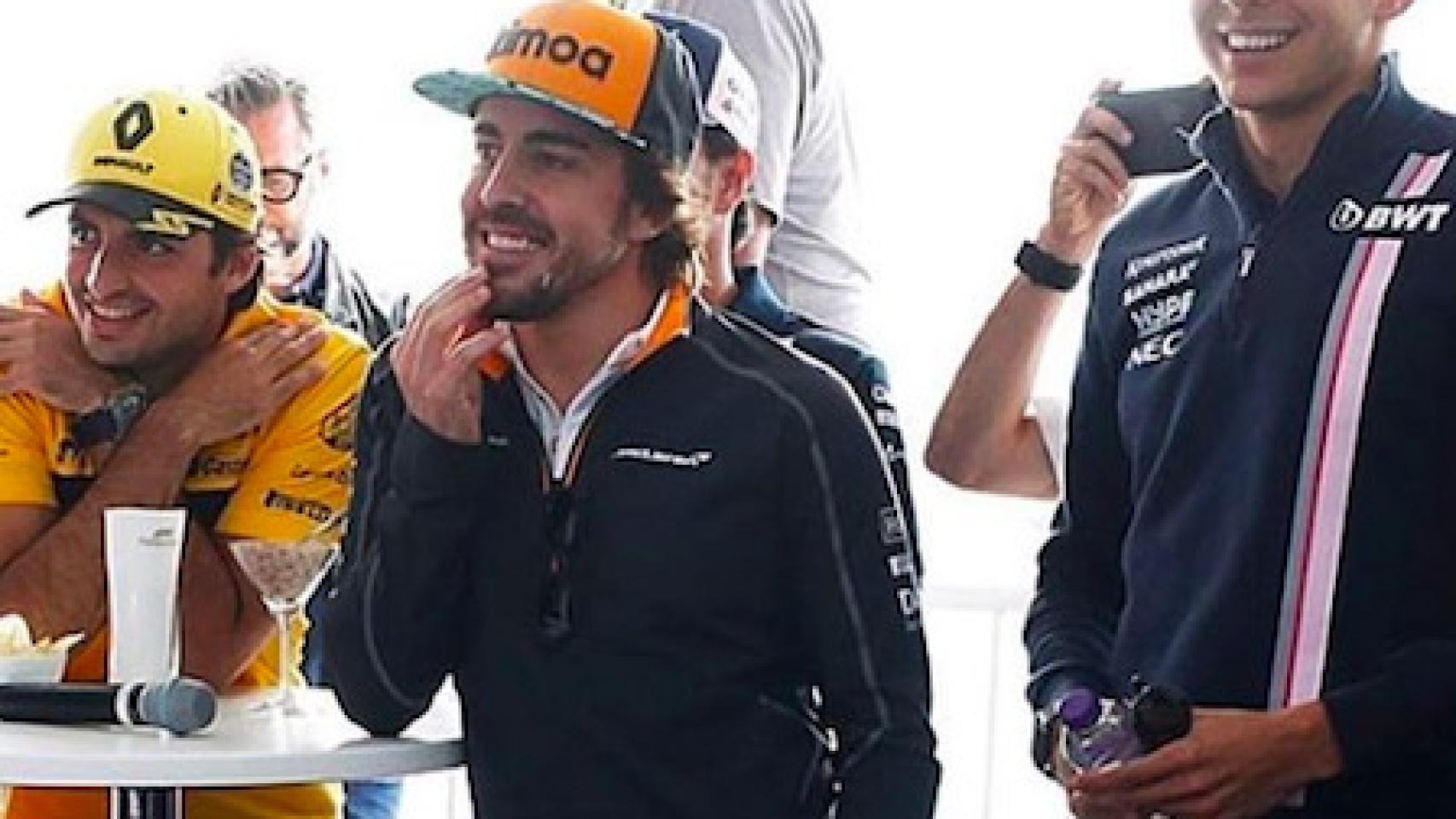 Fernando Alonso, Carlos Sainz y Ocon en un acto