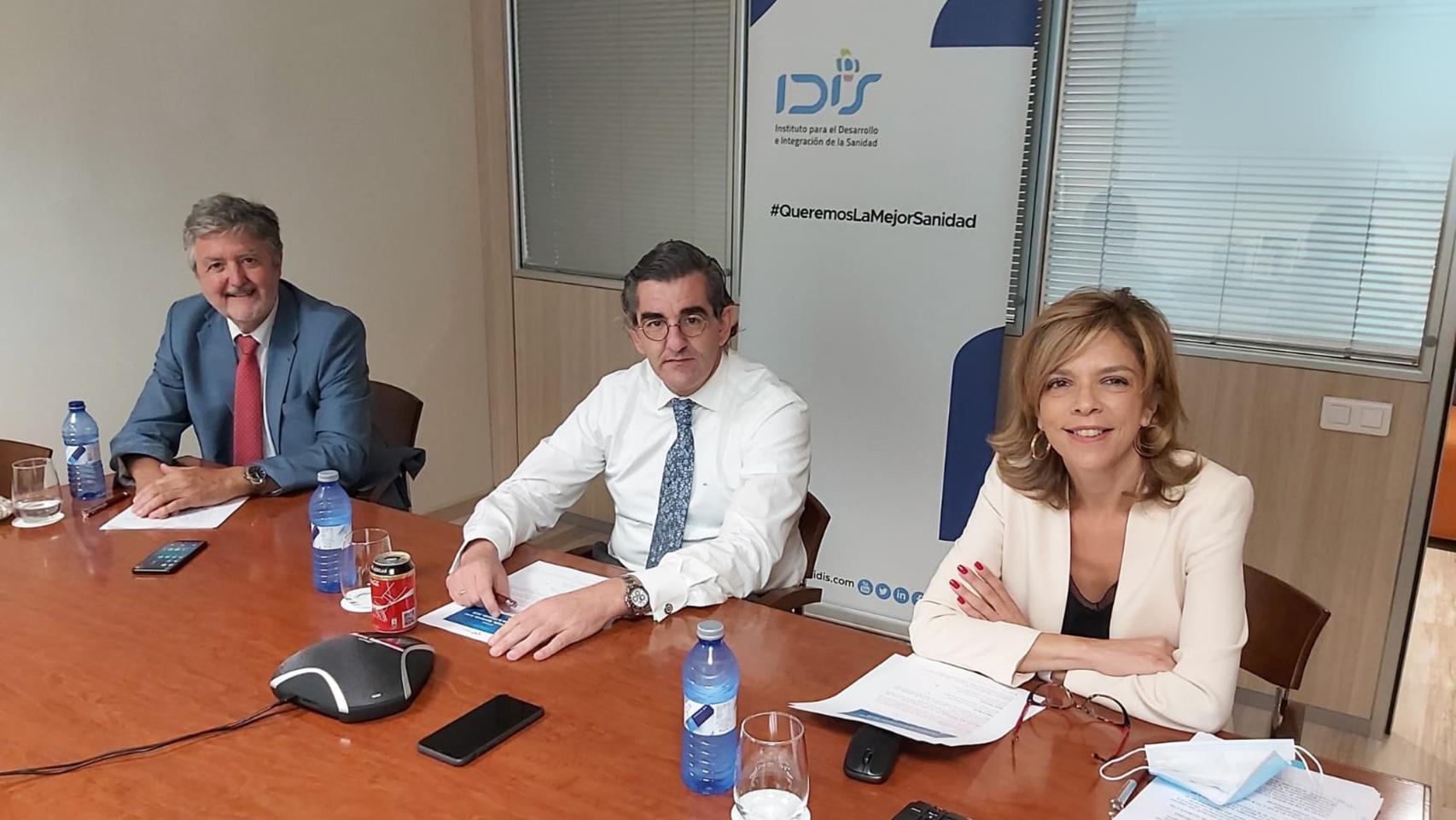 Ángel de Benito y Juan Abarca, secretario general y presidente de la Fundación IDIS, y la directora general, Marta Villanueva.