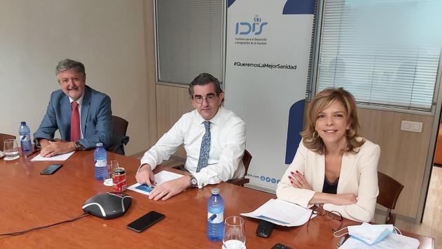 Ángel de Benito y Juan Abarca, secretario general y presidente  de la Fundación IDIS, y la directora general, Marta Villanueva.